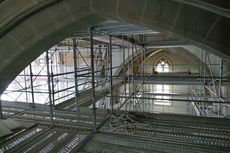 Arbeiten am Holzgewölbe im Bereich der Strebebögen und der Verschalung.und Verputzung der Wände (Foto: Karl-Franz Thiede)